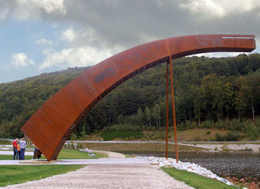 Begehbare Eisenskulptur Drachensee