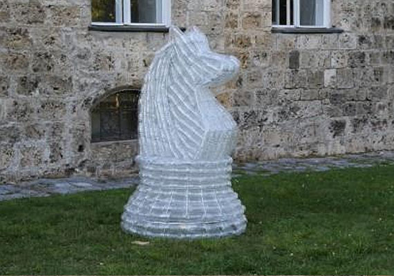 Springer,2016, 1,80 m x 1 m, Skulptur aus PET-Flaschen auf Eisenkonstruktion, beleuchtbar