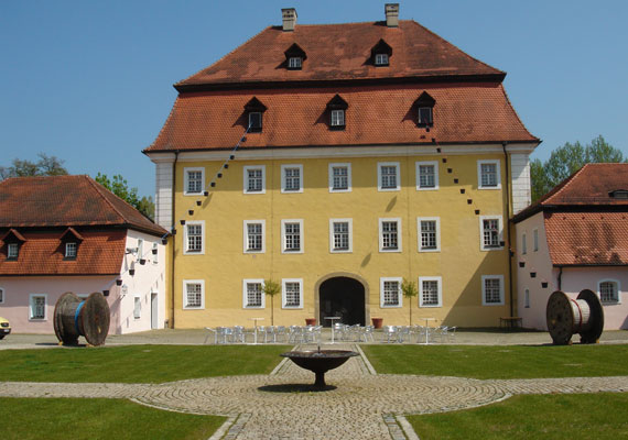 Eimer- onlein I, 2009, Installation zur Ausstellung KUNST-STOFF im Industrie - und Bergbaumuseum, Theuern bei Amberg