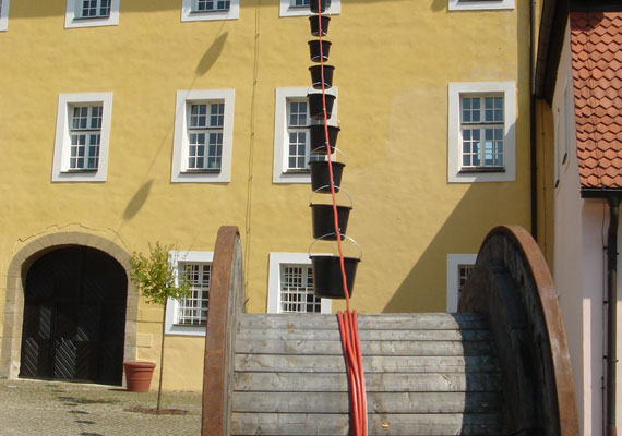 Eimer- onlein II, 2009, Installation zur Ausstellung KUNST-STOFF im Industrie - und Bergbaumuseum, Theuern bei Amberg